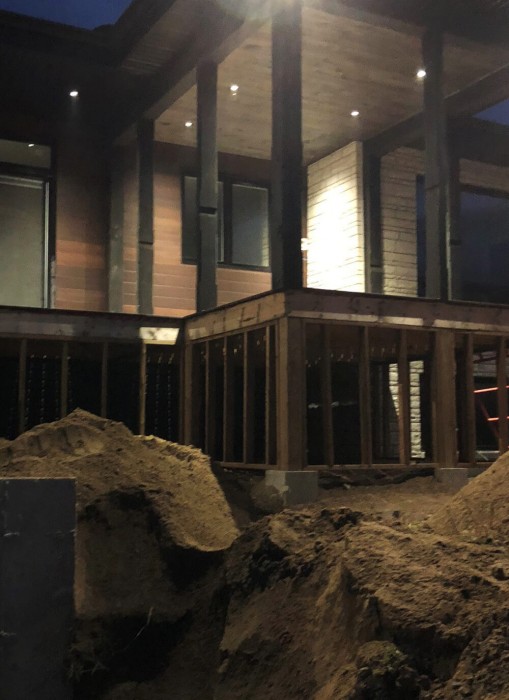 4" Edge: Outside installation in Gatineau, Quebec. Private residence.