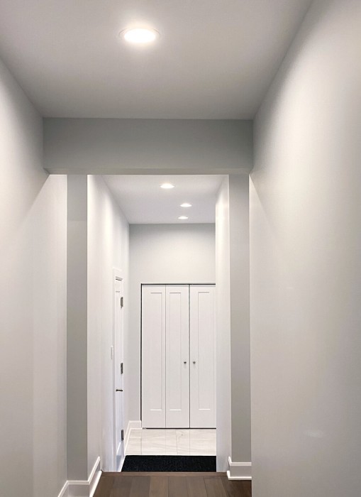 Razor-R CCT 4": Hallway in Montreal, Quebec. Private residence.