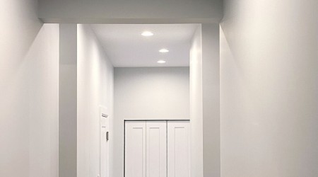 Razor-R CCT 4": Hallway in Montreal, Quebec. Private residence.