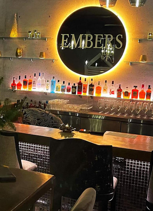 Pinnacle Series 200 RGB: Pinnacle Series 200 RGB | Embers restaurant & bar in Hudson, Quebec.